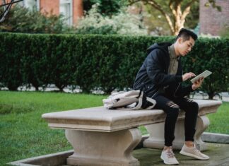 Beyond the Glow: 5 Hidden Health Hazards of Technology Dependency